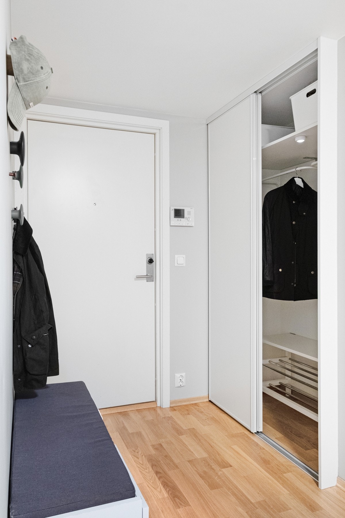 Entréen har en egen skyvedørsgarderobe. Galleribilde