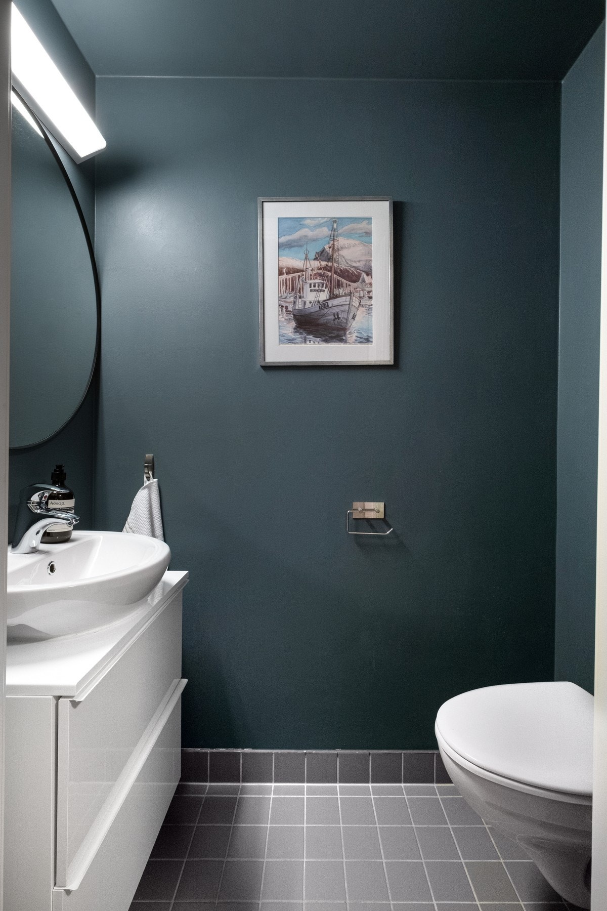 Et separat toalettrom gjør det enkelt å skille mellom gjesters toalettbesøk og privatliv med tøyvask mm. i baderommet. Galleribilde