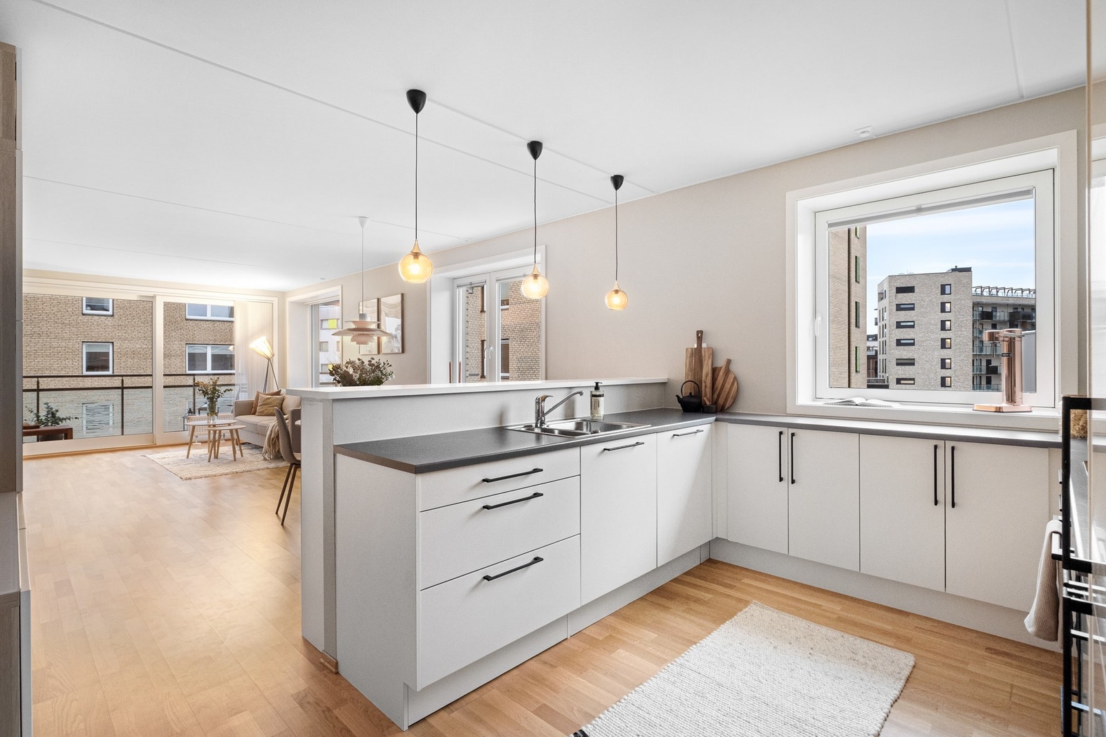 Kjøkkenet har god arbeidsplass og rikelig med oppbevaring. Galleribilde