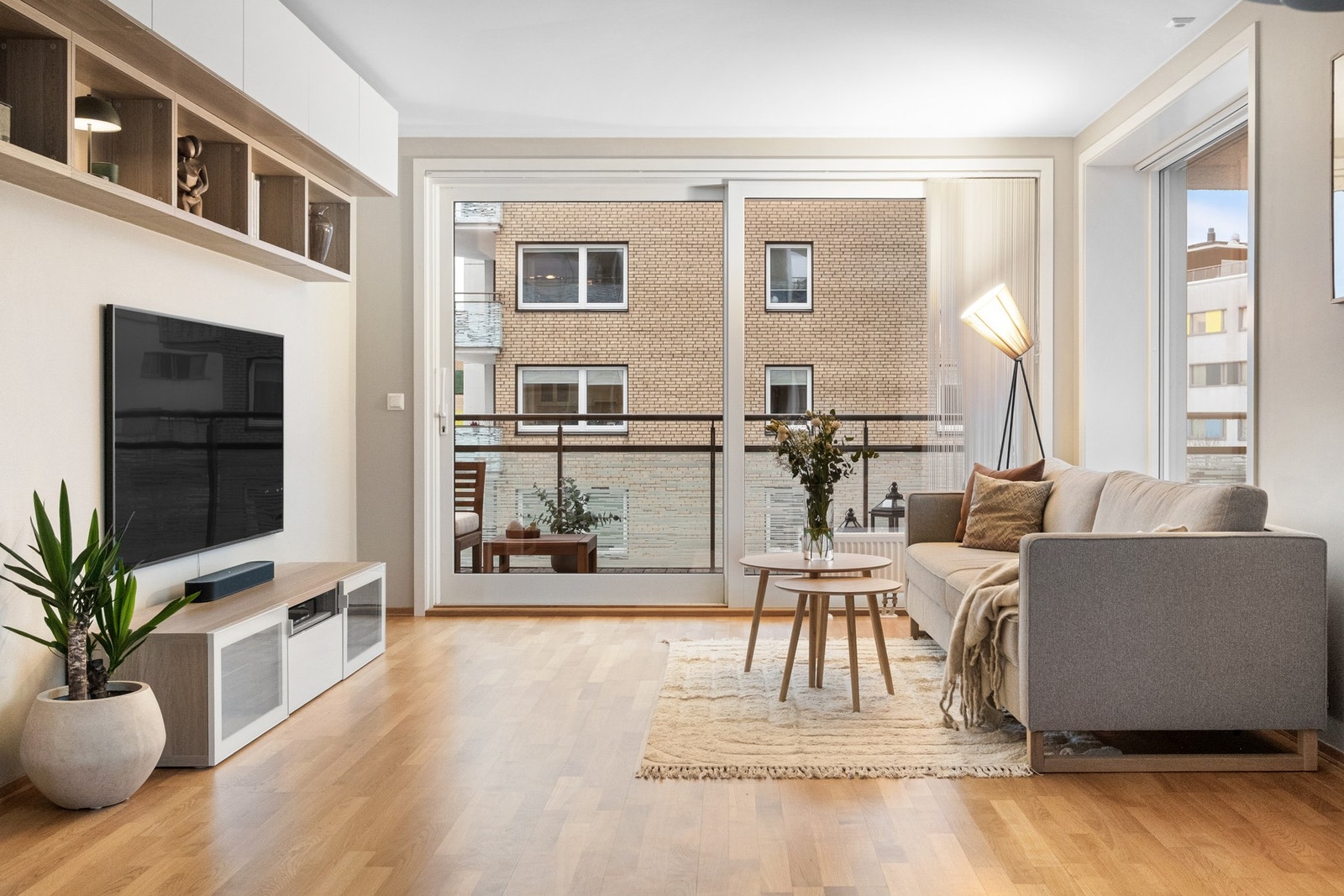 Balkongen skaper en sømløs overgang mellom stuen og naturen utenfor. Galleribilde