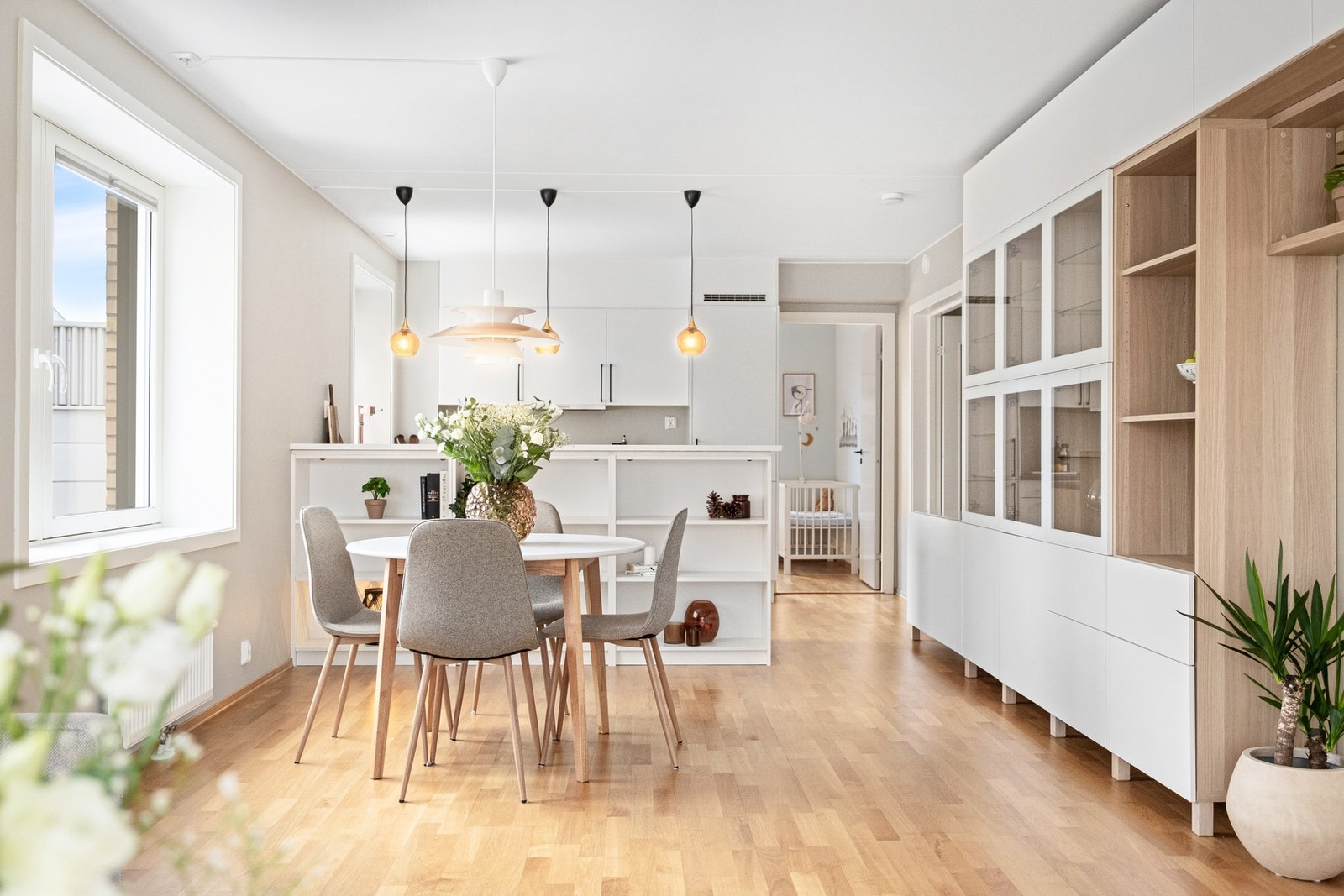 "Hjertet" i boligen er en meget romslig og lys stue med åpen kjøkkenløsning. Galleribilde