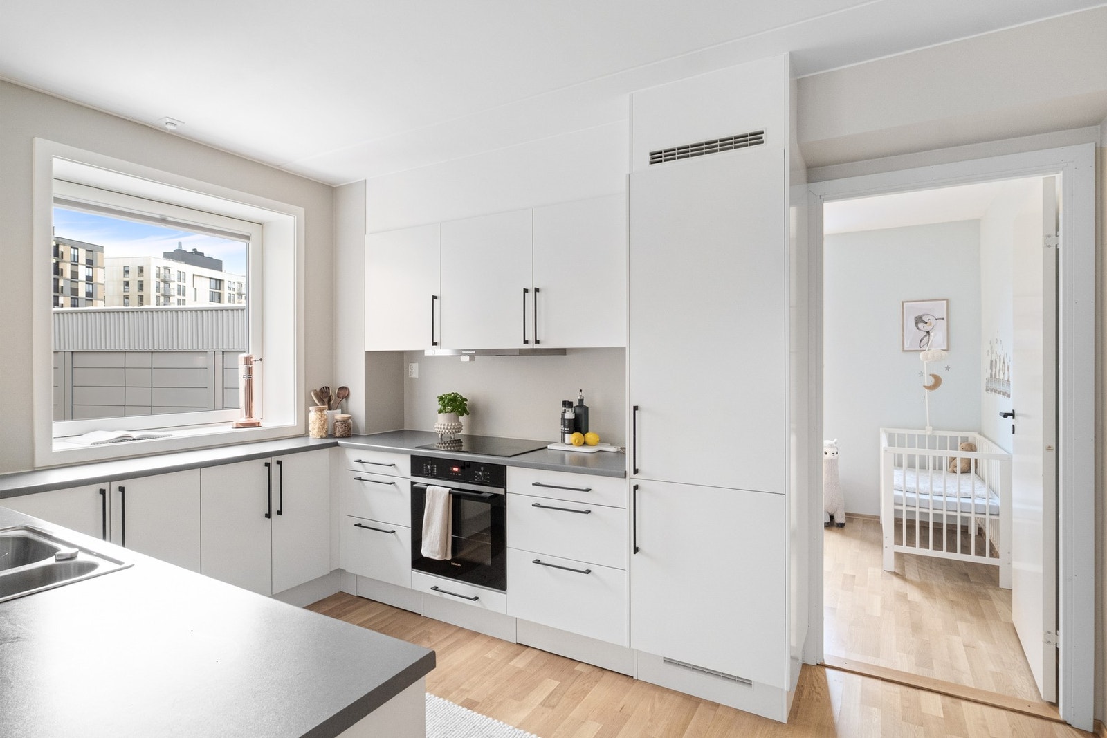 Det er montert integrert koketopp, stekeovn (ny i 2025), oppvaskmaskin og kjøle-/ fryseskap. Galleribilde