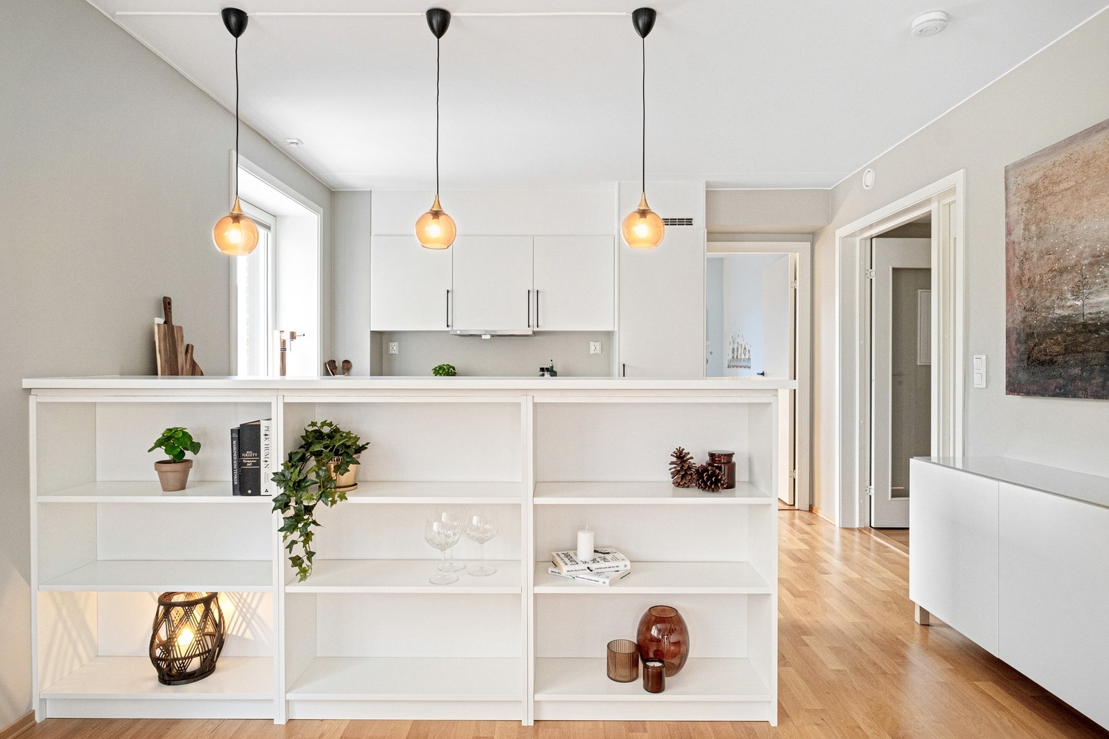 Kjøkkenet og stuen er naturlig avdelt med benk / kjøkkenøy. Galleribilde