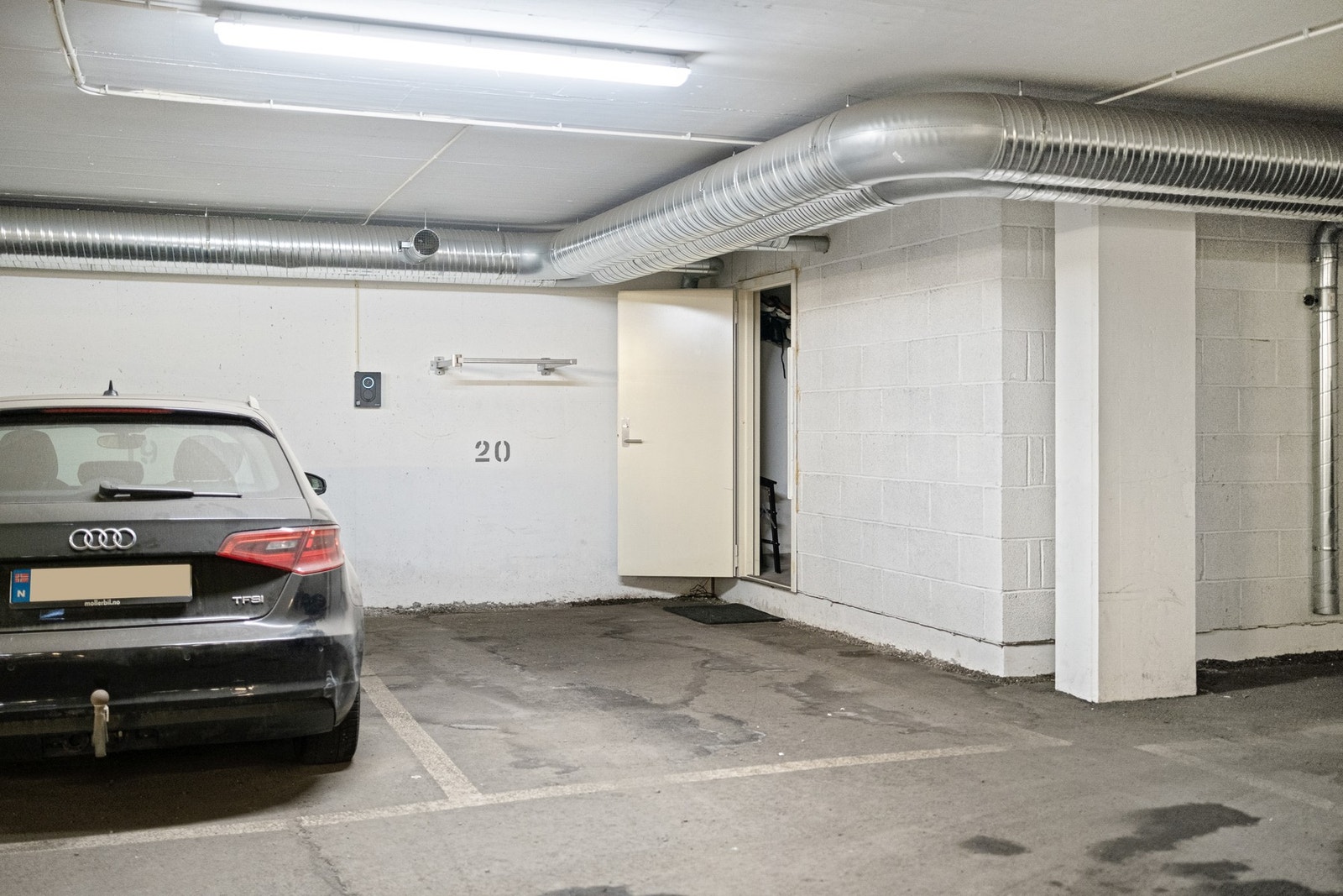 Det følger egen biloppstillingsplass i fellesanlegg. Lader ble montert i 2025. Galleribilde