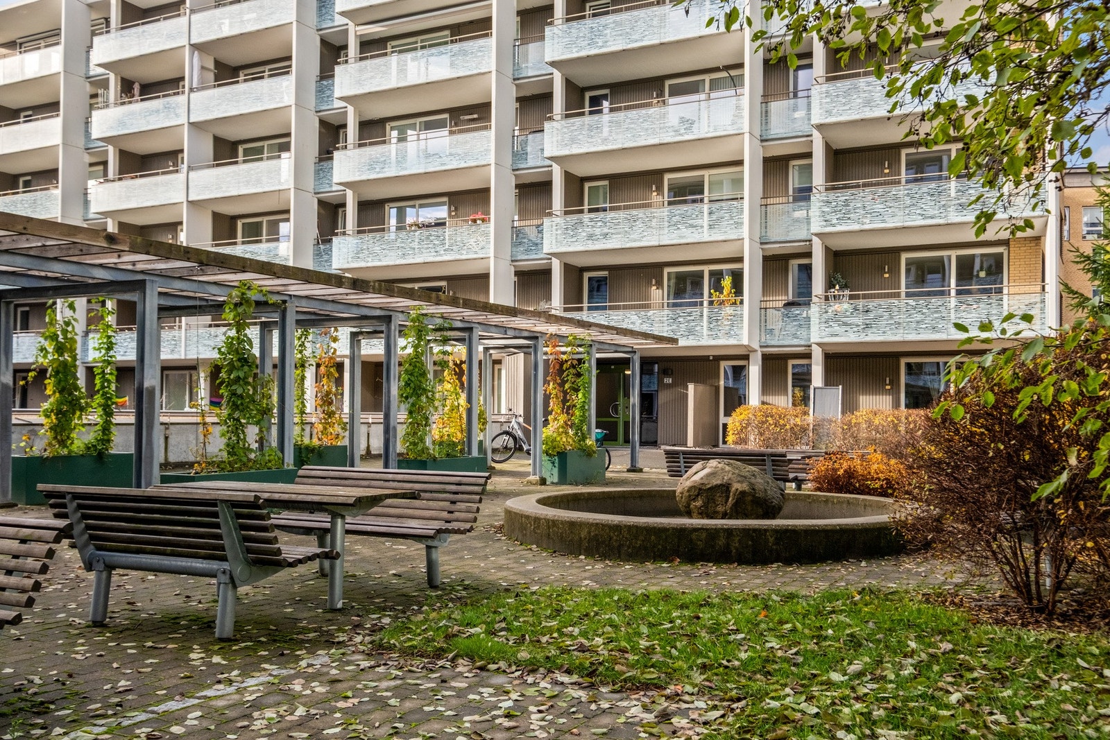 Det er nydelige grøntarealer mellom bygningene. Galleribilde