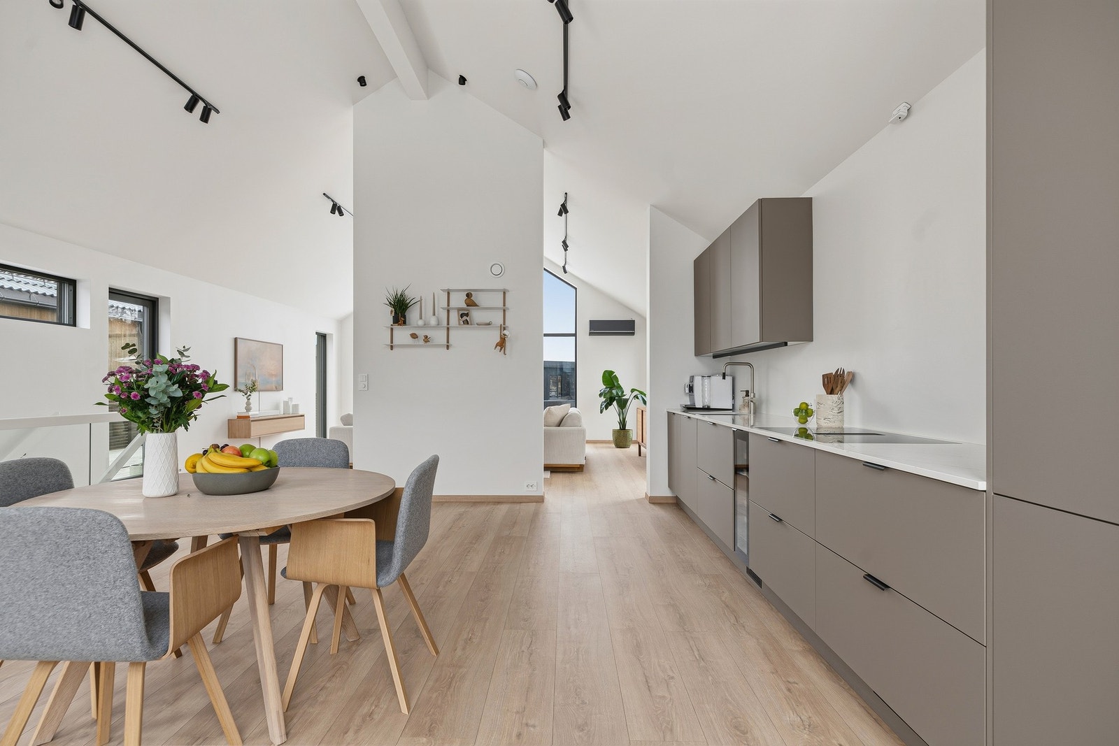 Nærheten mellom kjøkkenet og spiseplassen gjør matlagingen sosial og serveringen enkel. Galleribilde