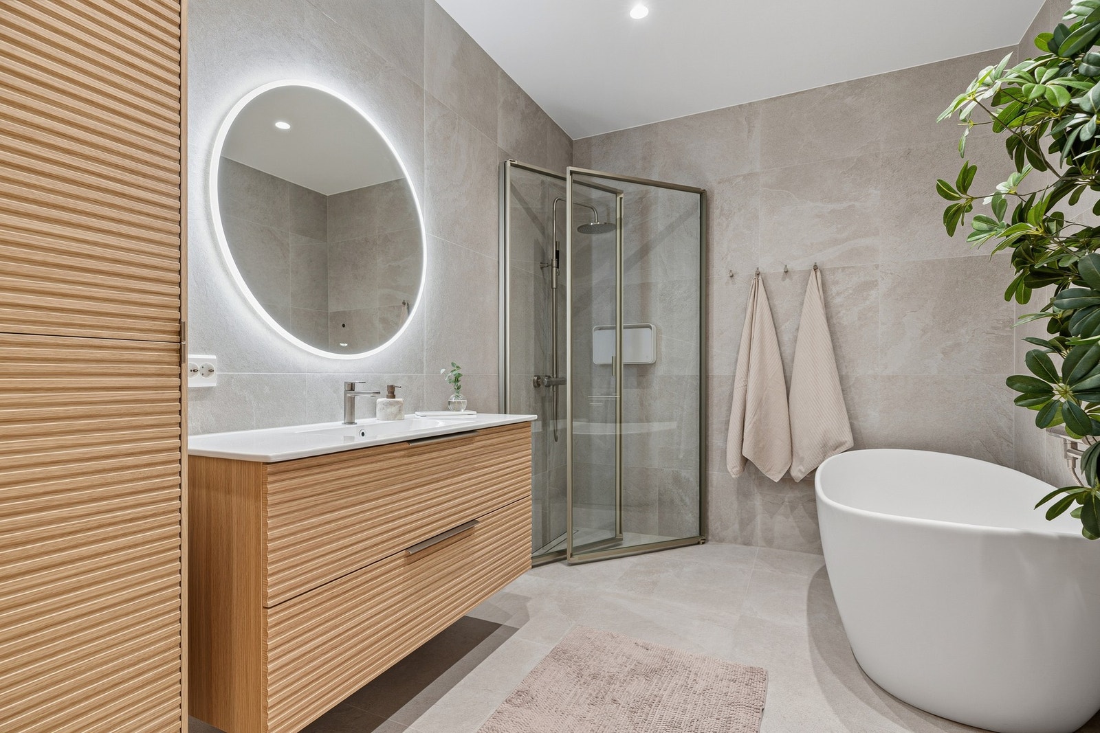 Boligen inneholder et bad/wc/vaskerom og et bad/wc, og begge ligger i 1. etasje. Galleribilde