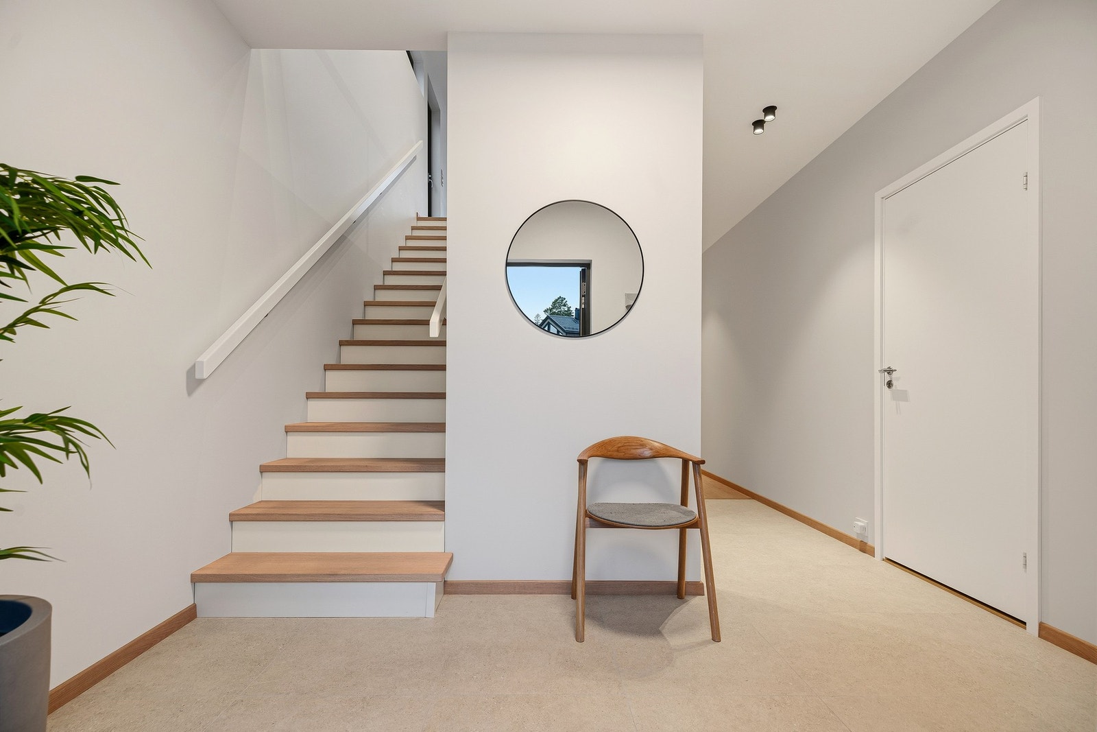 Lys og hyggelig velkomst, og takhøyden er høyere enn standard. Galleribilde