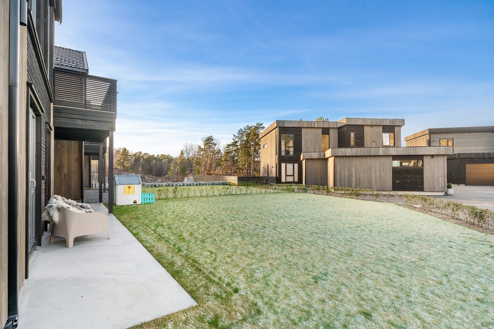 Markterrassen er støpt og dels overbygd, og ligger i flukt med den nordvestvendte hagen. Galleribilde