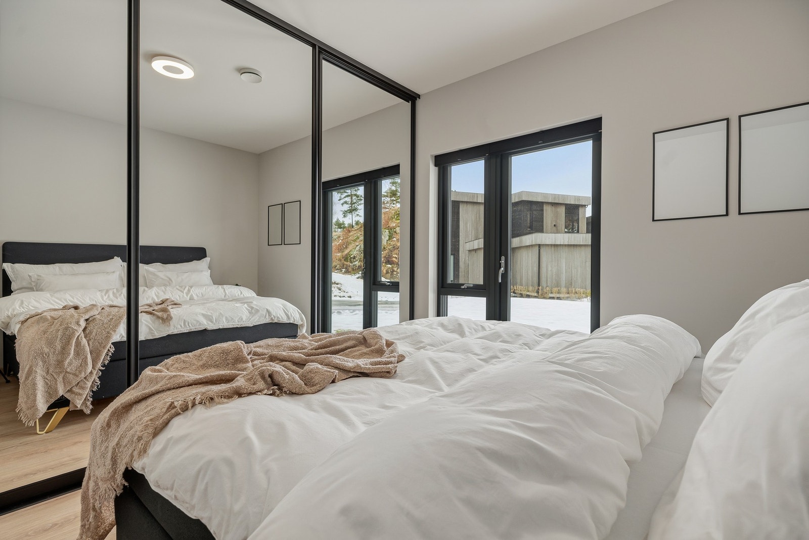 På hovedsoverommet er det en plassbygd skyvedørsgarderobe med speilfronter. Galleribilde