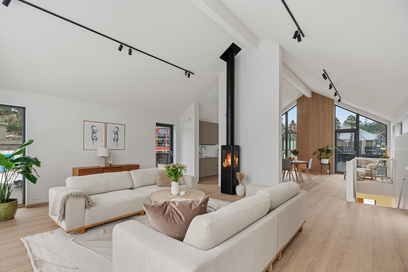 Stuen ligger i åpen løsning med kjøkkenet, og sammen danner de et herlig allrom som dekker hele 2. etasje. Galleribilde