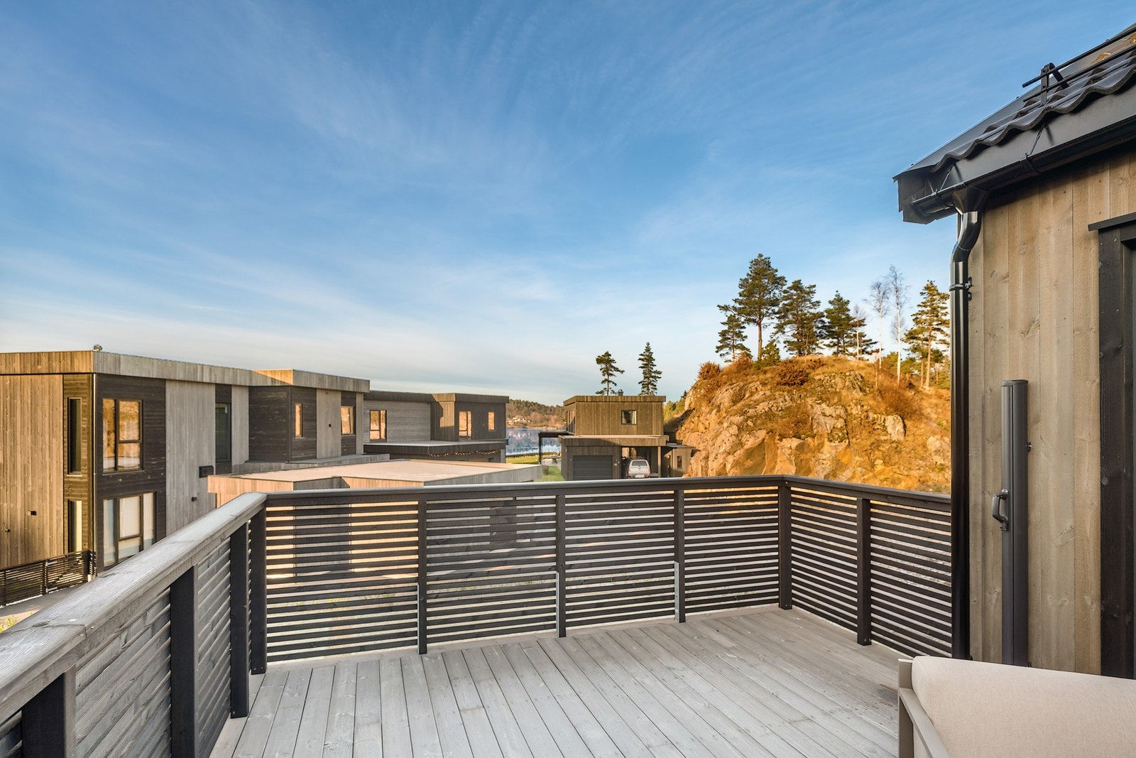 Særdeles gode solforhold og flott sjøutsikt kan nytes til det fulle på terrassene. Galleribilde