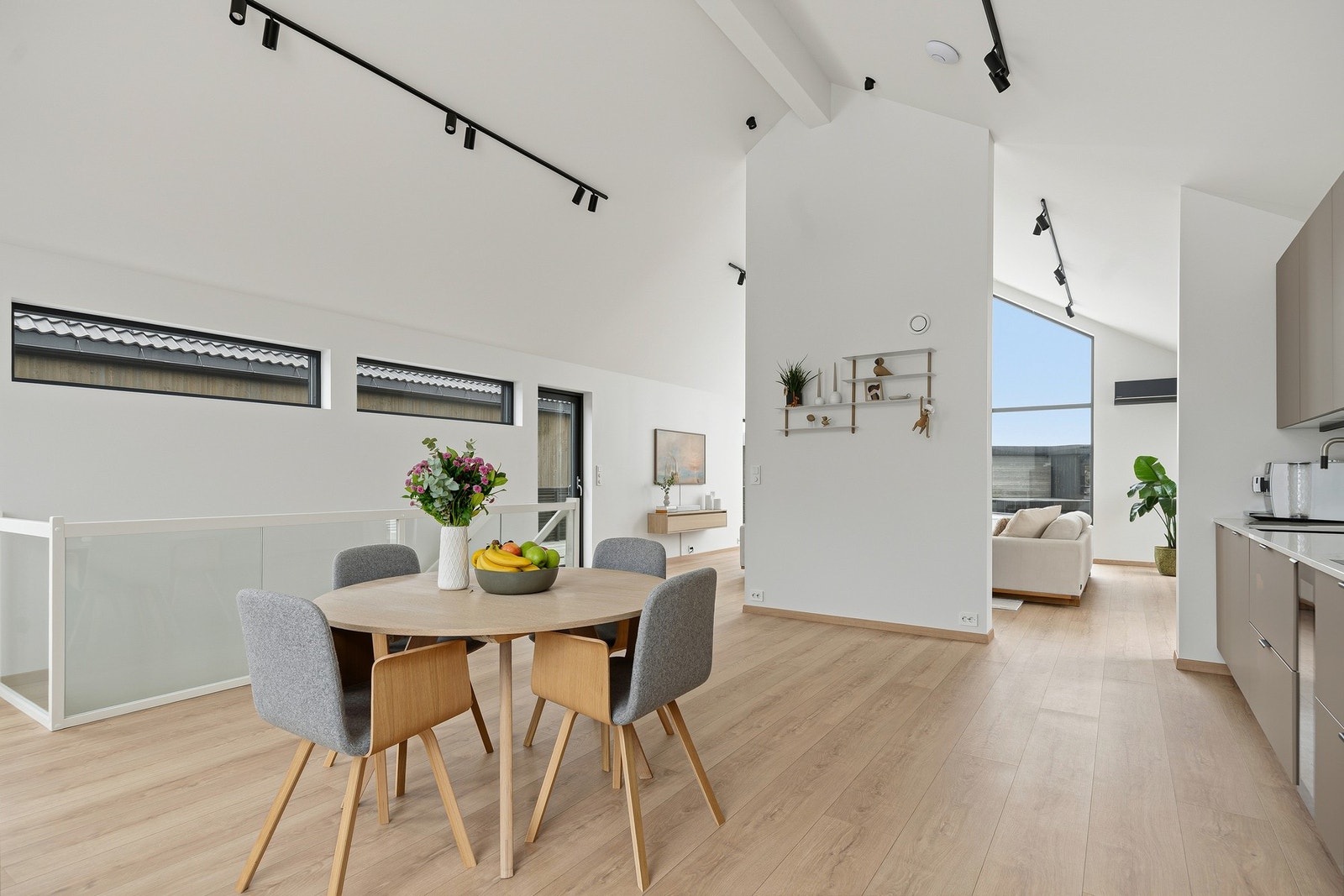 Den luftige atmosfæren i denne etasjen understrekes med en fantastisk takhøyde og unik, naturlig lyssetting. Galleribilde