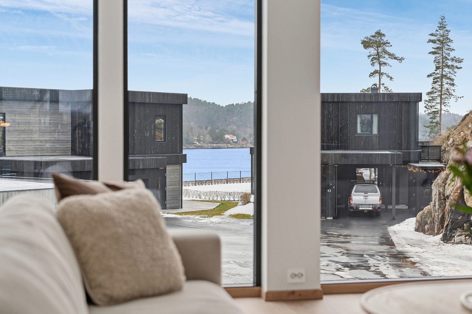 Sjøutsikten kommer til sin rett i stuesonen også. Galleribilde