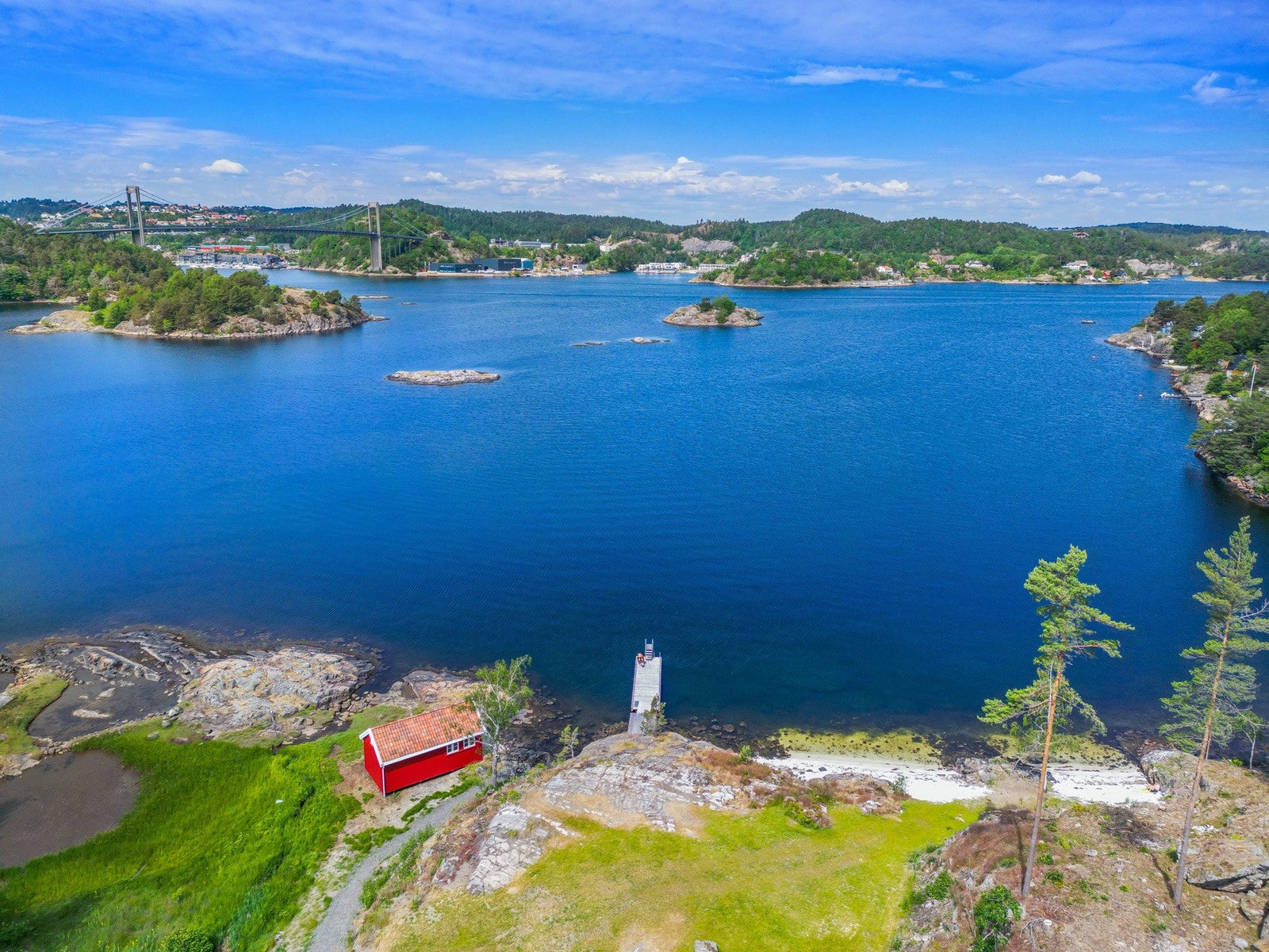 Fra eiendommen er det kort gangavstand ned til en idyllisk, egen strand med badebrygge og sjøbod. Galleribilde