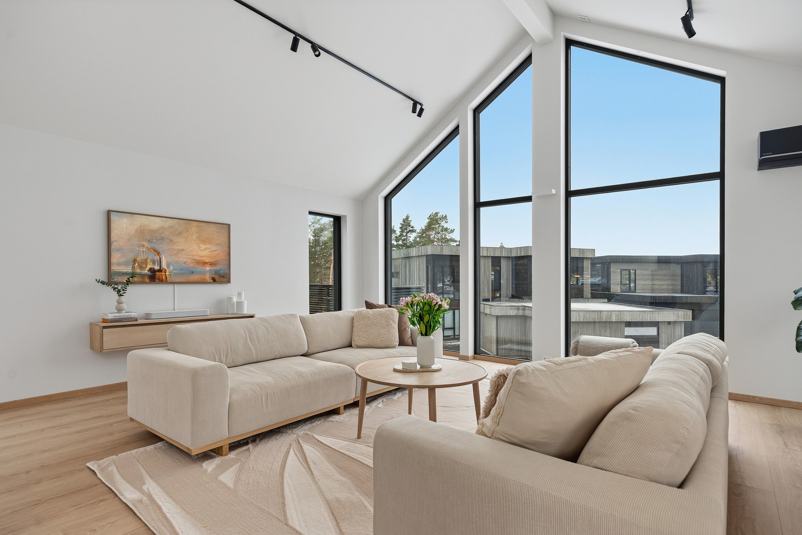 De hvitmalte veggene i fremhever det tidsriktige gulvet. Galleribilde