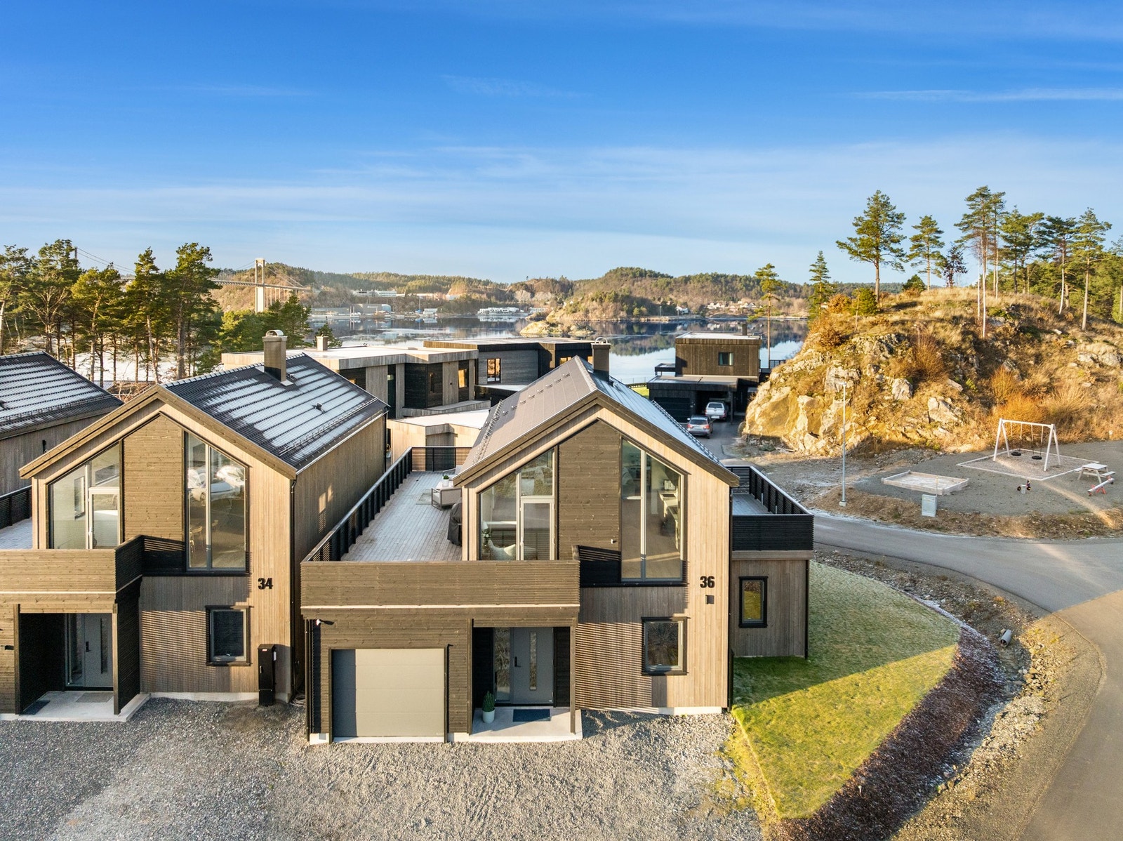 Eiendommen kan skilte med nydelig sjøutsikt og gode solforhold. Galleribilde