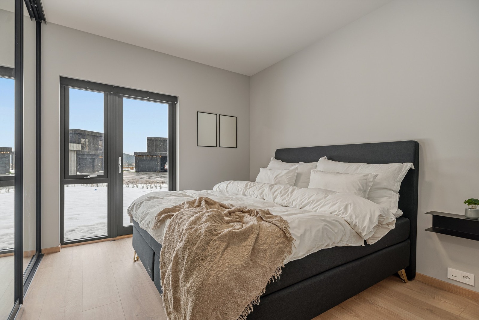 Fra to av soverommene er det utgang til en støpt markterrasse og videre ut til hagen. Galleribilde