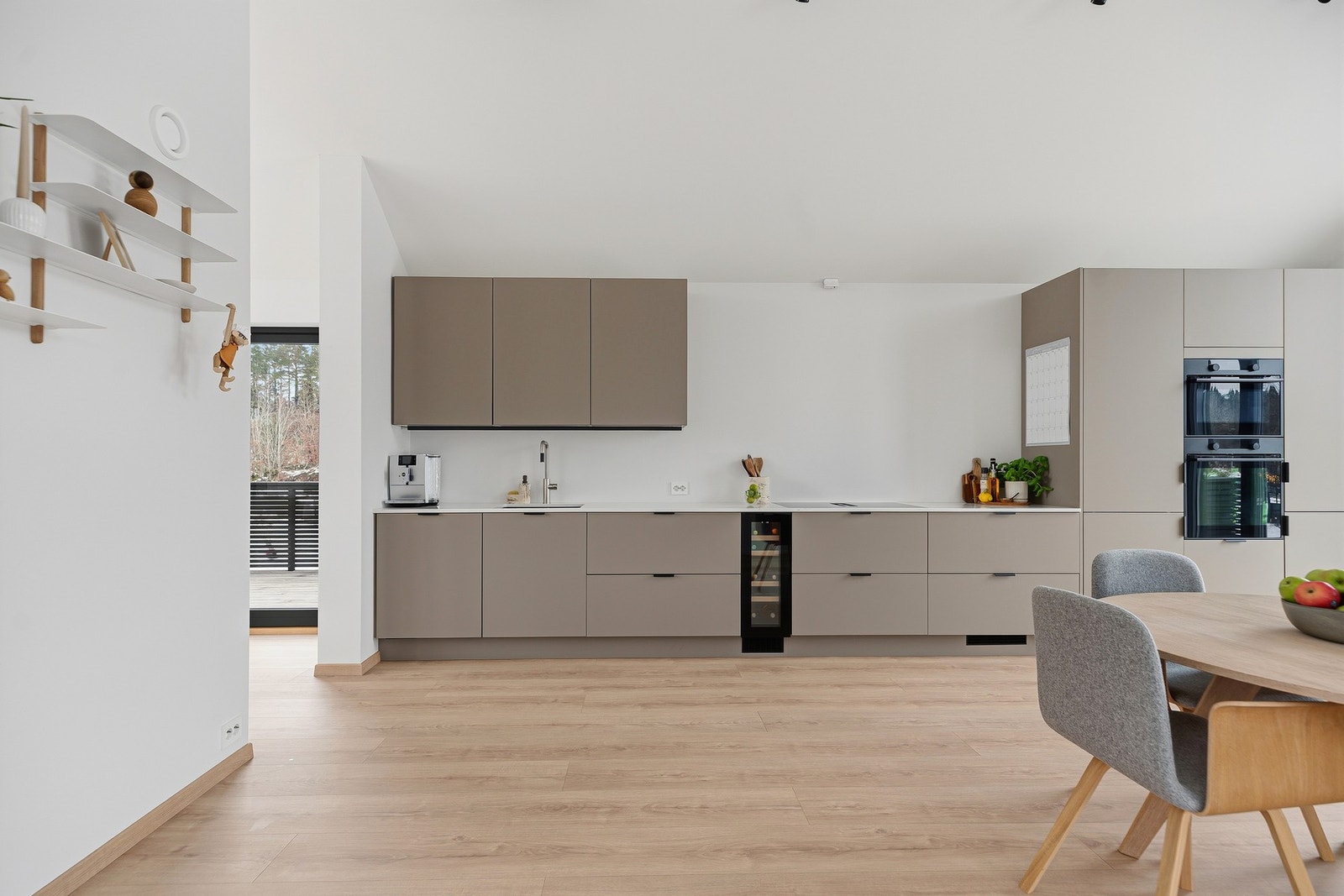 Kjøkkenet har et smakfullt og tidsriktig design med god skap- og benkeplass. Galleribilde