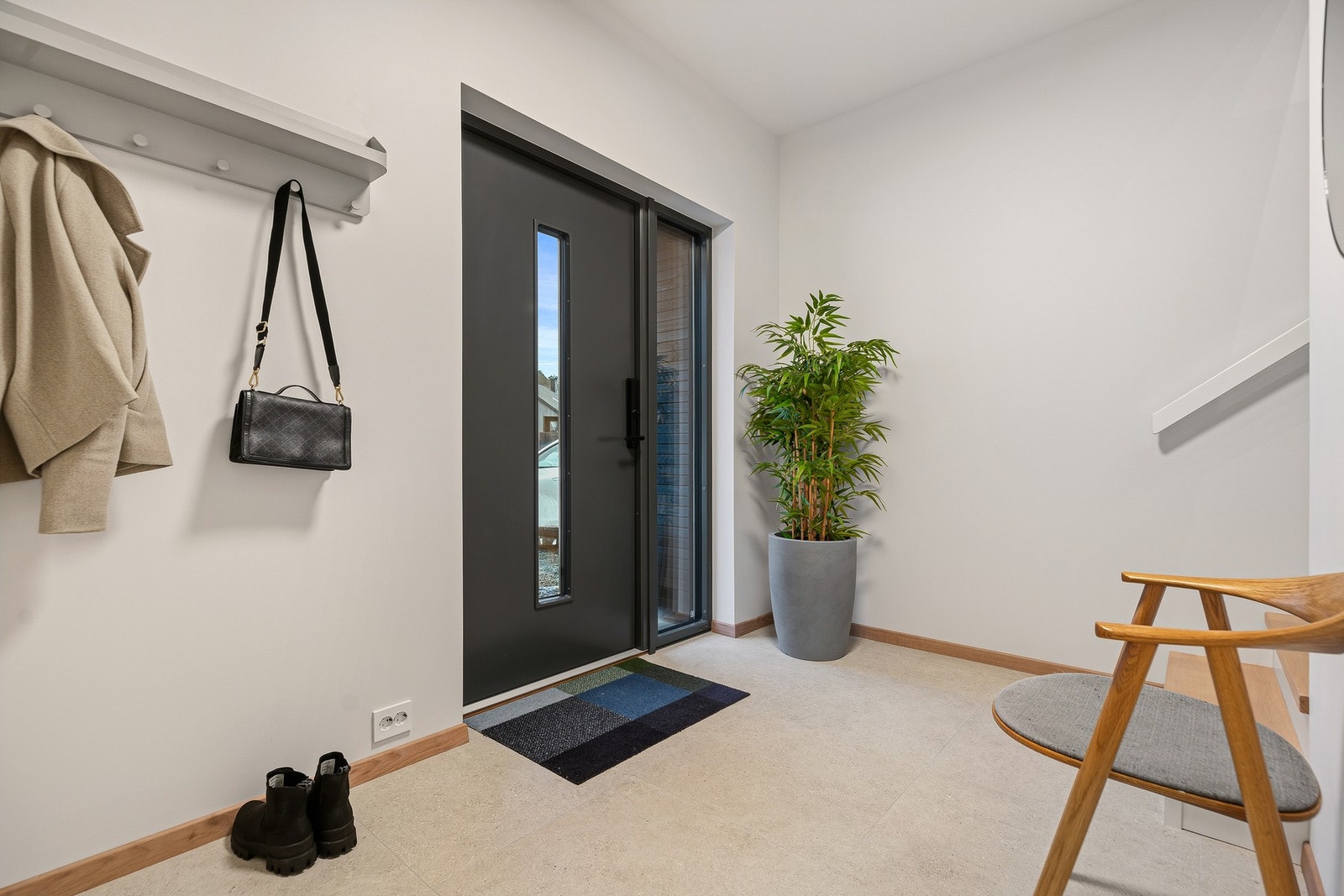 Velkommen inn! Det er fin plass til knaggrekker og skohyller i entreen. Galleribilde