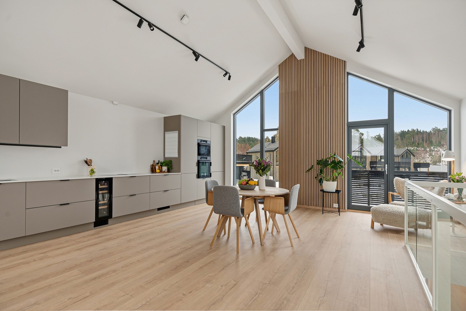 Fra kjøkkenet er det utgang til den sydøstvendte delen av den største takterrassen. Galleribilde