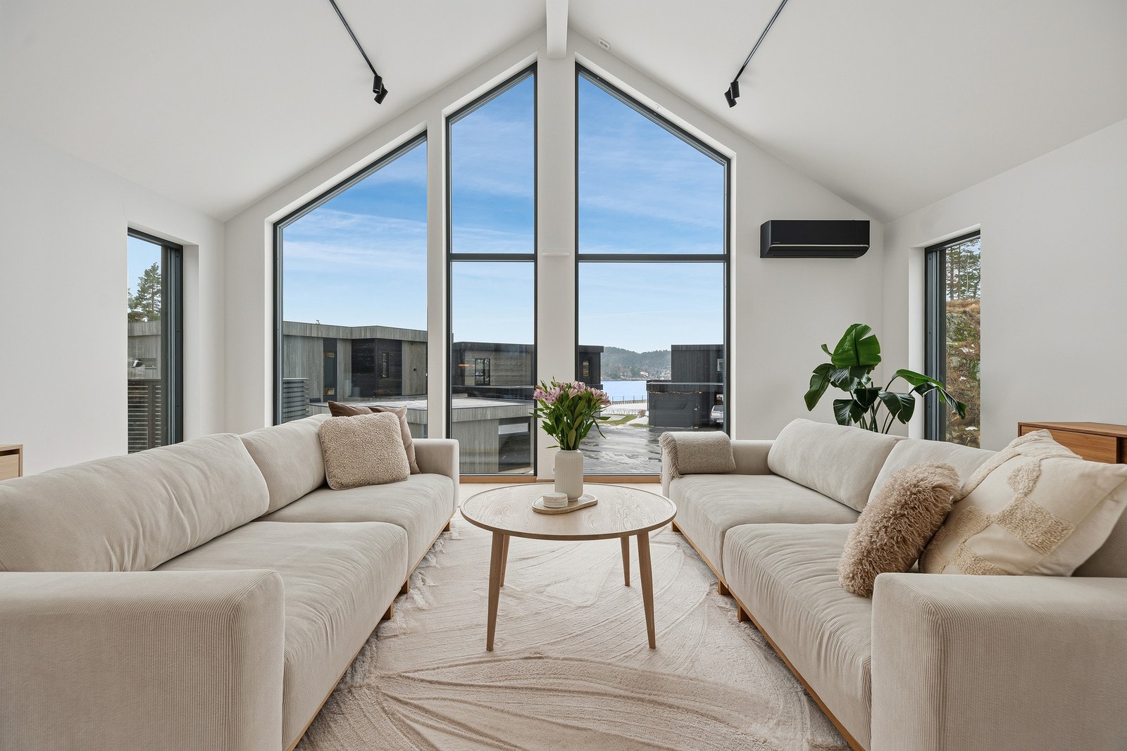 Stuen er et fabelaktig rom med fantastisk takhøyde og nydelig atmosfære. Galleribilde