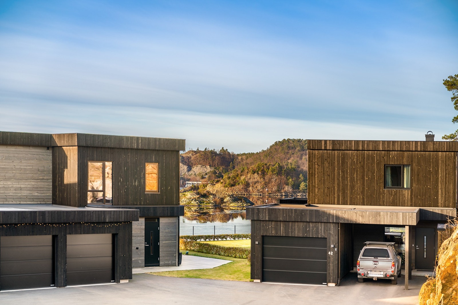 Nydelig sjøutsikt mellom nabohusene. Galleribilde