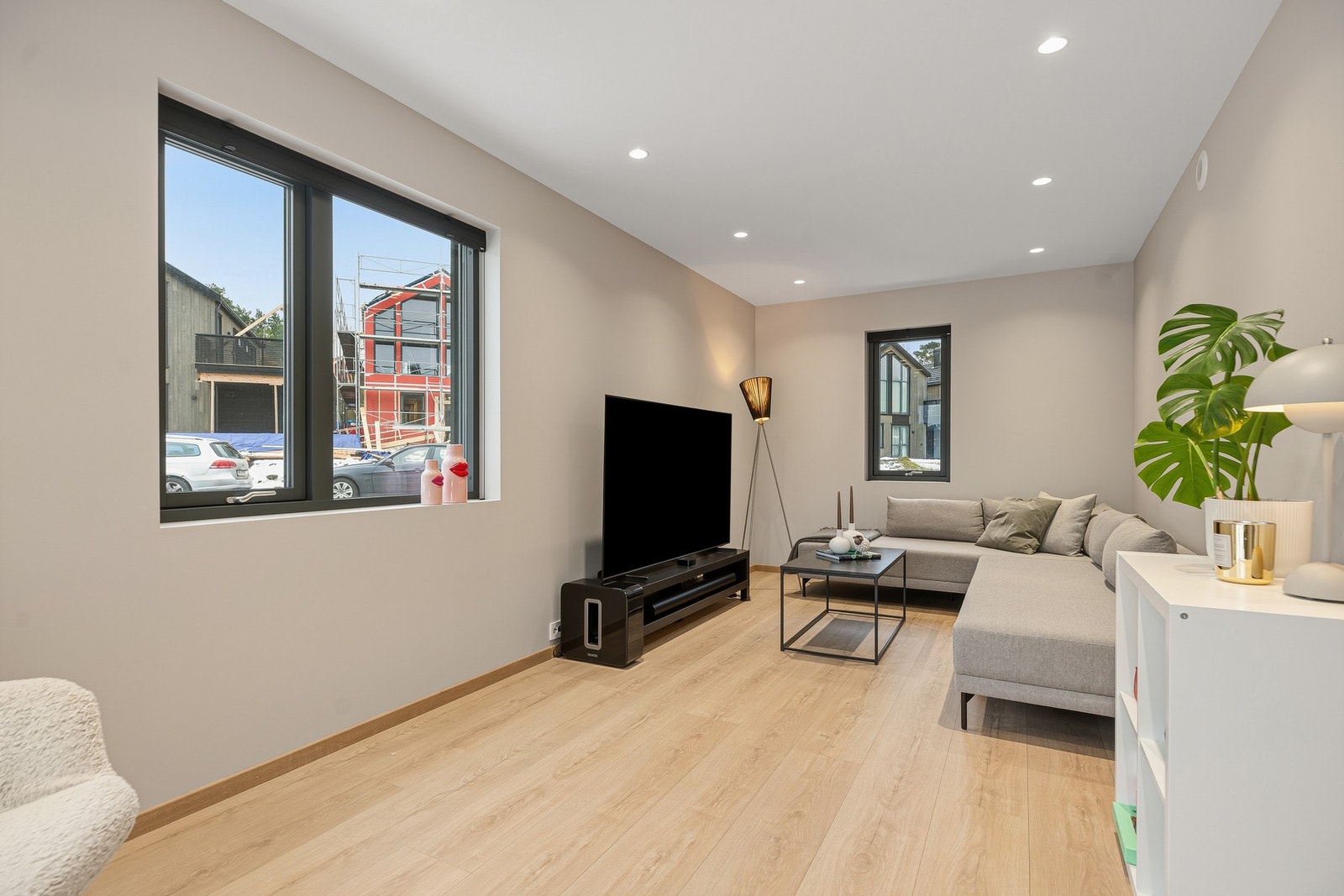 Ved soverommene i 1. etasje er det en innbydende tv-stue med fin møbleringsfrihet. Galleribilde