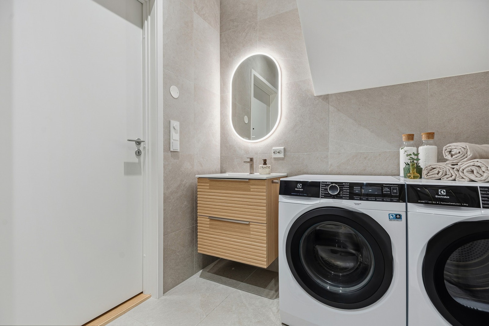 Begge badene ligger i 1. etasje, og er holdt i samme smakfulle stil. Galleribilde