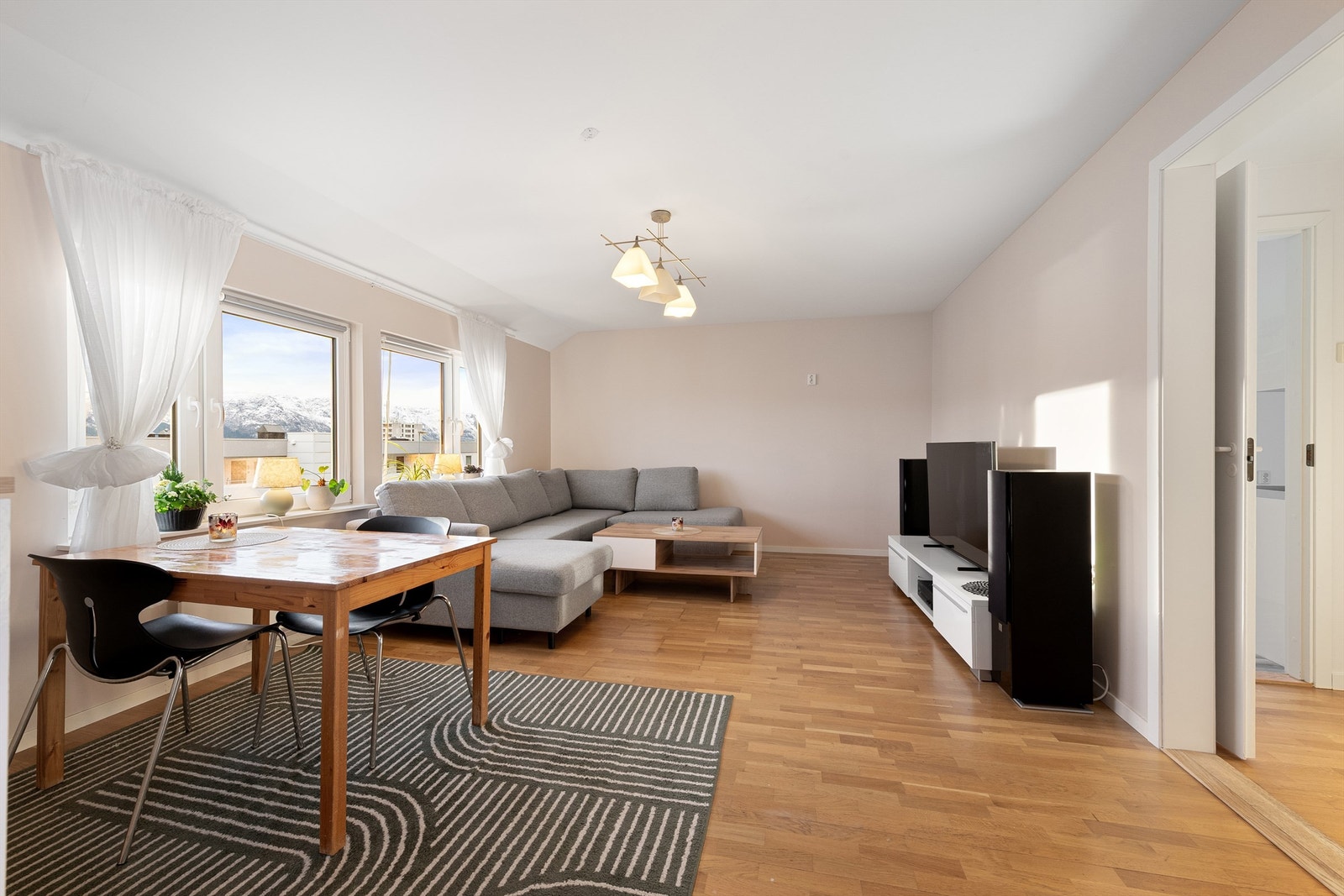 Stuen har god plass til både salong og spisestue Galleribilde