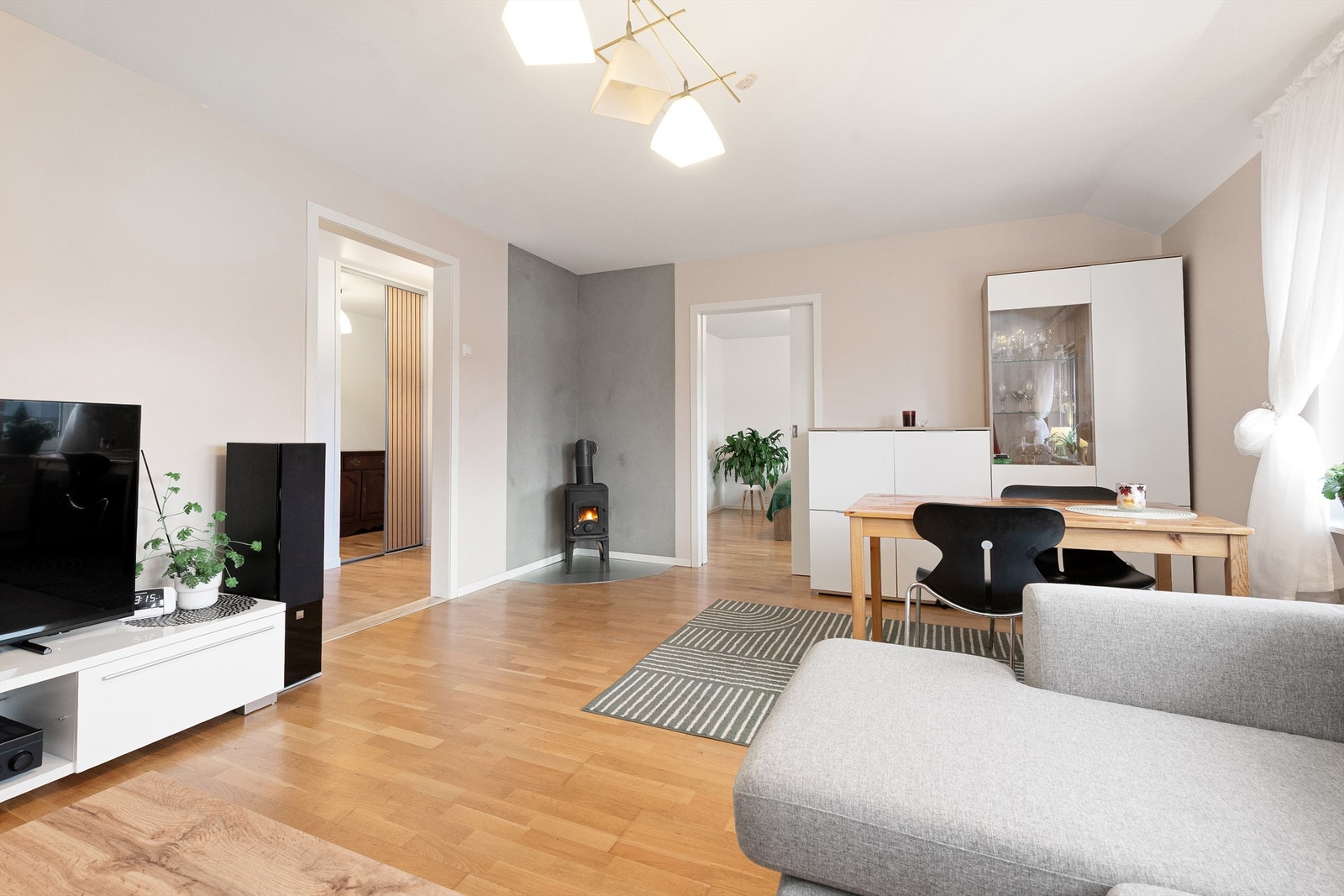 Stue med vedovn og god planløsning Galleribilde