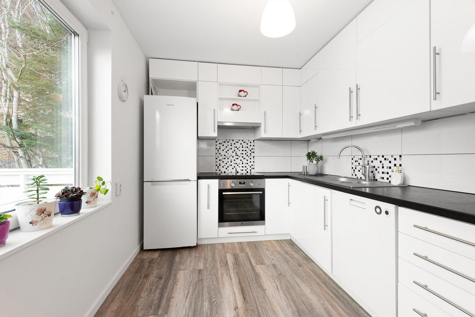 Kjøkkeninnredning fra ca. 2018 (Ifølge huseier) med glatte fronter og benkeplate av laminat Galleribilde