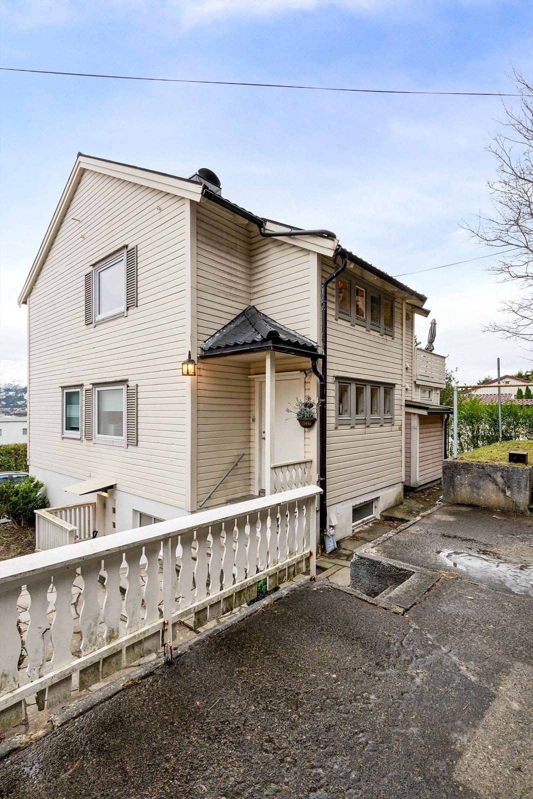 Trivelig inngangsparti mot øst. Felles uteområdet mot syd. Galleribilde