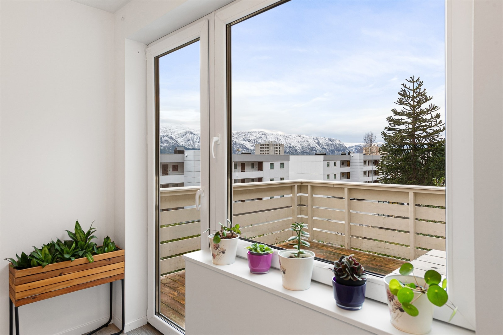 Utgang fra kjøkken til sydvestvendt balkong/terrasse Galleribilde