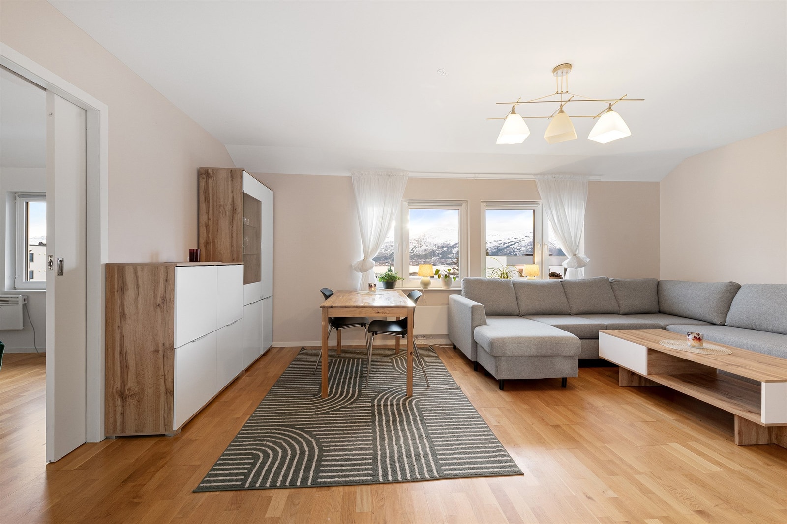 Romslig stue med nydelig utsikt utover Sunnmørsalpene. Galleribilde