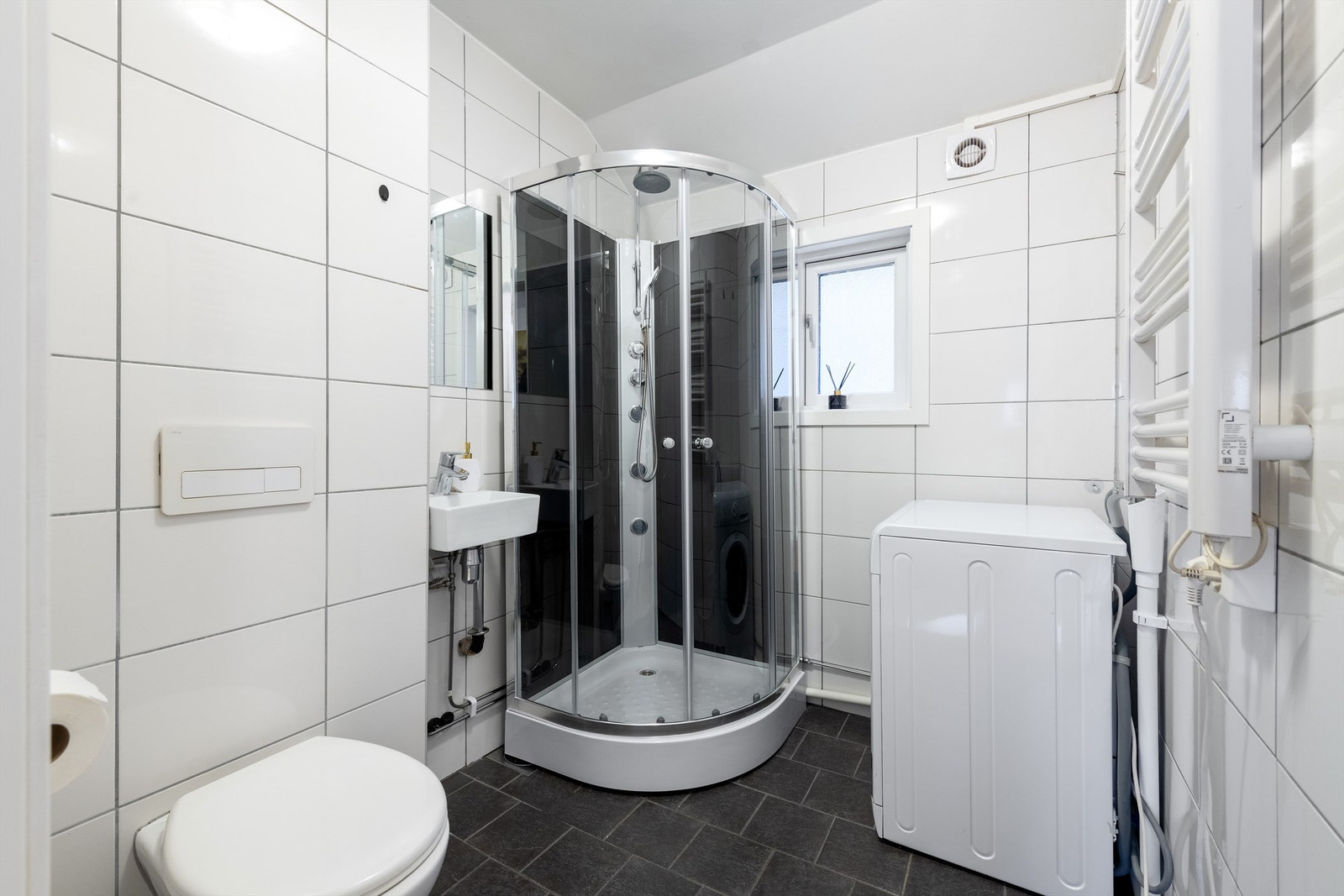 Flislagt bad som ble oppgradert i 2013 av tidligere eier. Galleribilde