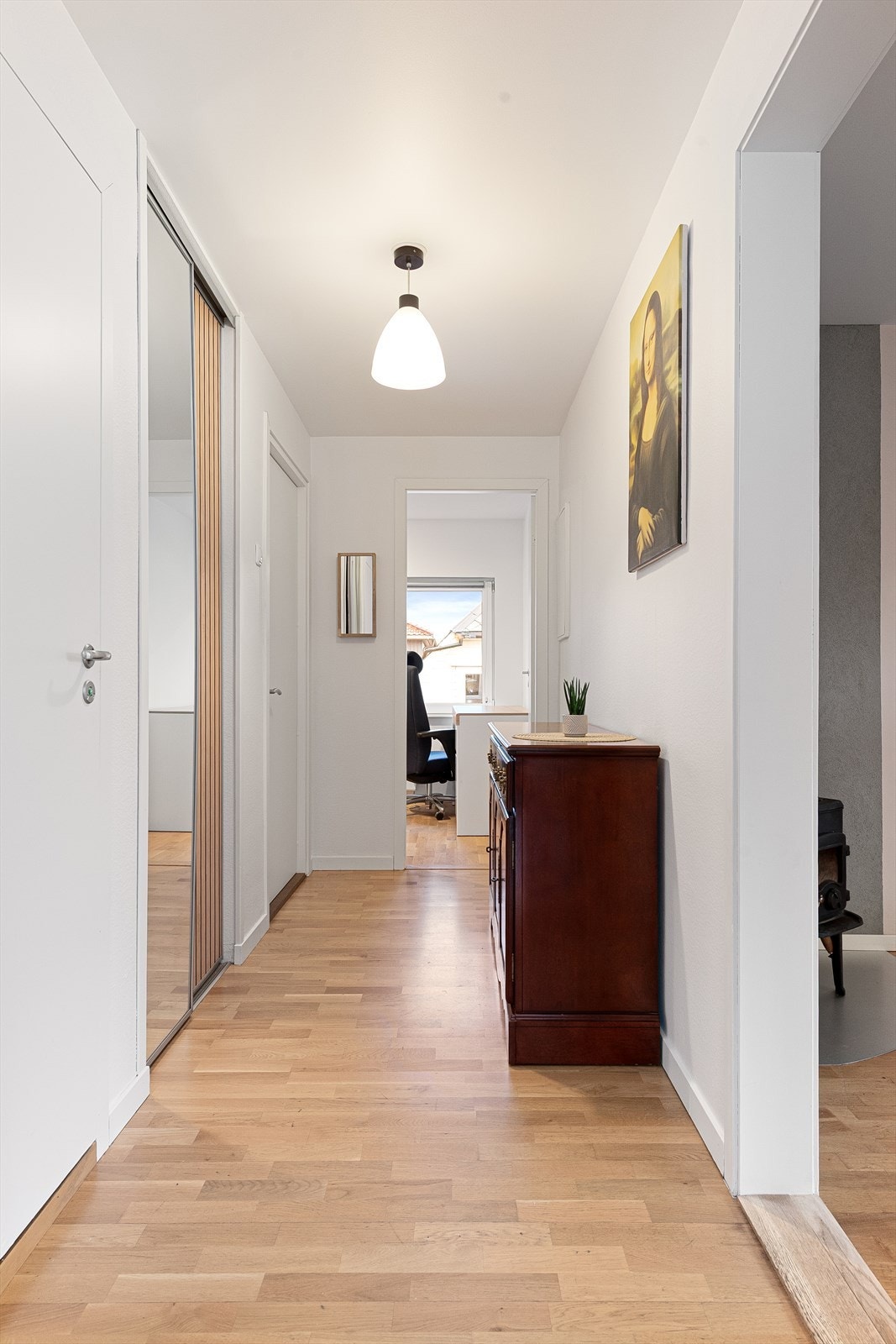 Gang med lyse overflater og hvite glatte innerdører Galleribilde