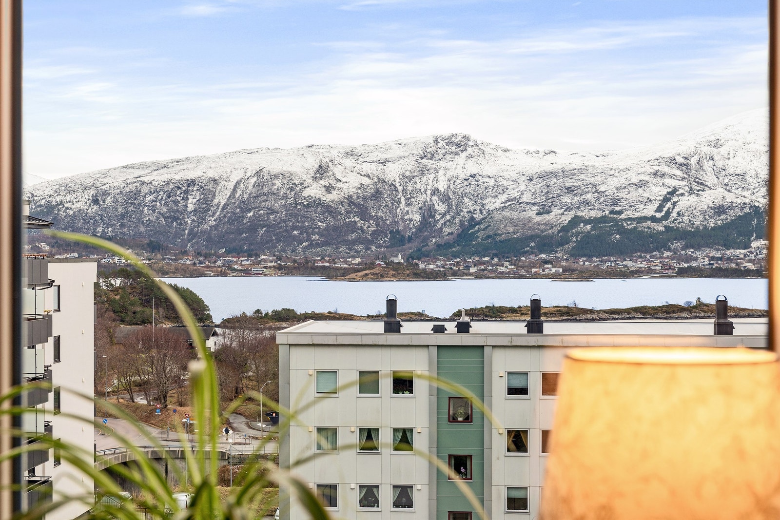 Utsikt mot Borgundfjorden og Sunnmørsfjella Galleribilde