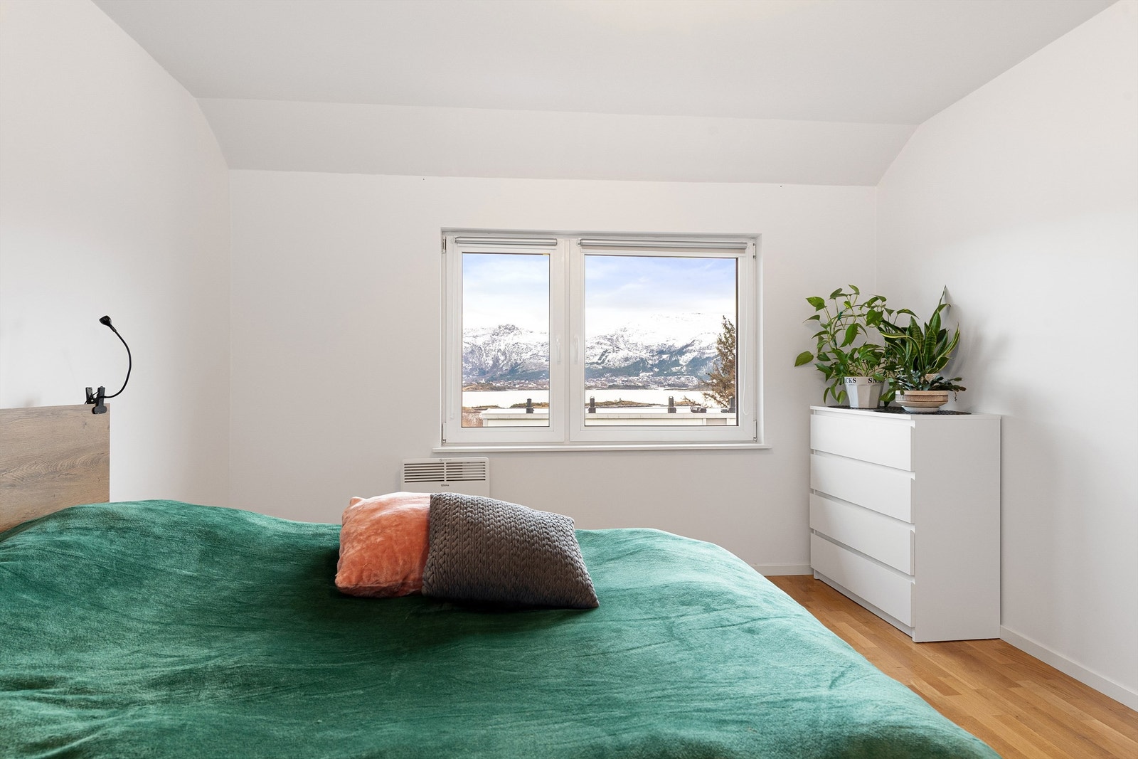 Romslig hovedsoverom med flott utsikt Galleribilde