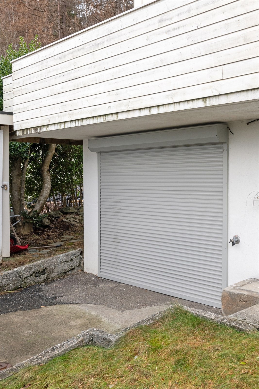 Leiligheten disponerer garasje i underetasjen Galleribilde