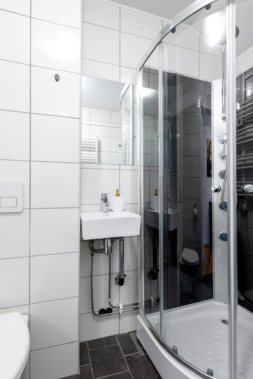 Vegghengt servant, dusjkabinett og vegghengt wc på bad Galleribilde