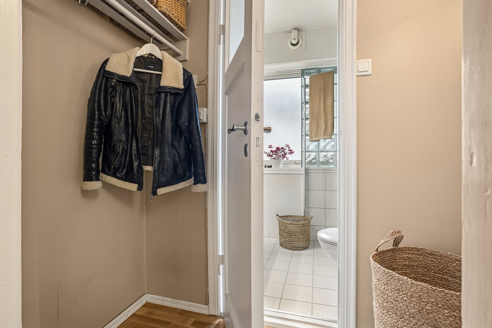 Praktisk gang med oppheng til klær, samt plass til skohylle. Galleribilde