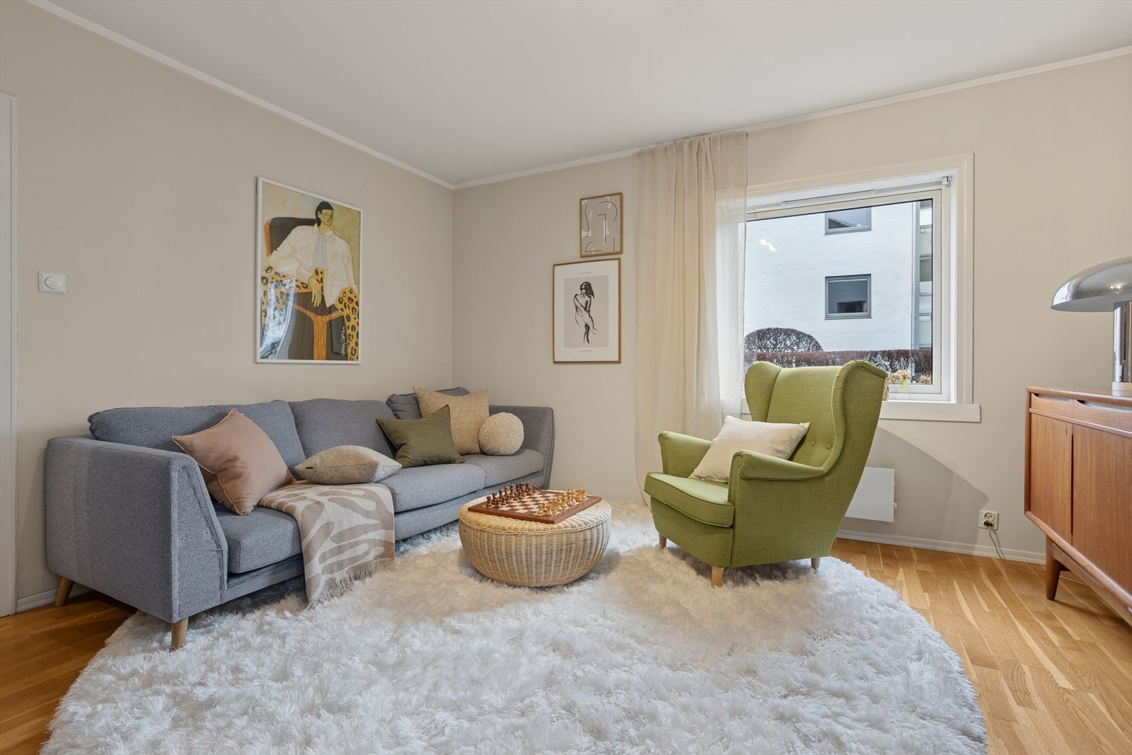 Stuen har store vindusflater som bidrar til godt med lysinnslipp. Galleribilde