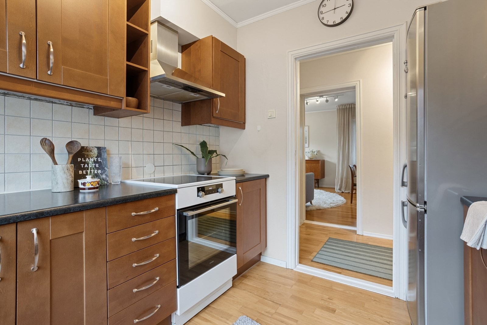 Følgende hvitevarer er inkludert i handelen: Kjøleskap, komfyr og oppvaskmaskin. Galleribilde