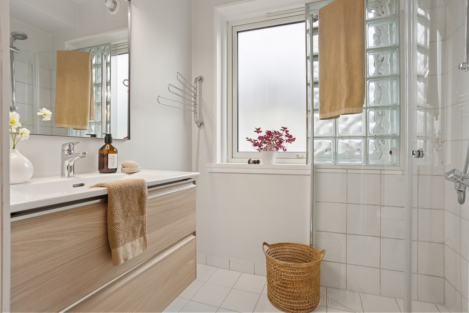 Badet har godt med lagring i underskap. Galleribilde