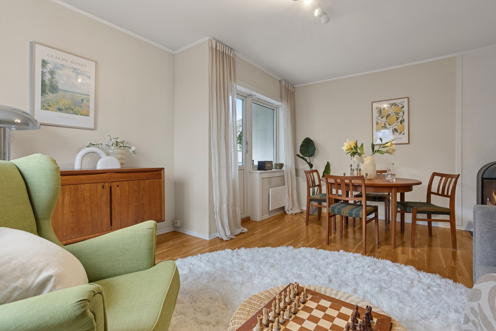 Stuen er av god størrelse og har flere møbleringsmuligheter. Galleribilde