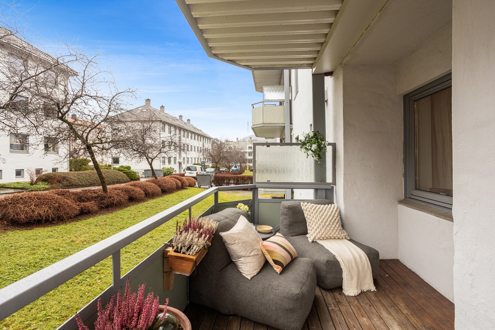 Med hjørneplassering og vestvendt balkong, kan varme sommerdager nytes i godt selskap. Galleribilde