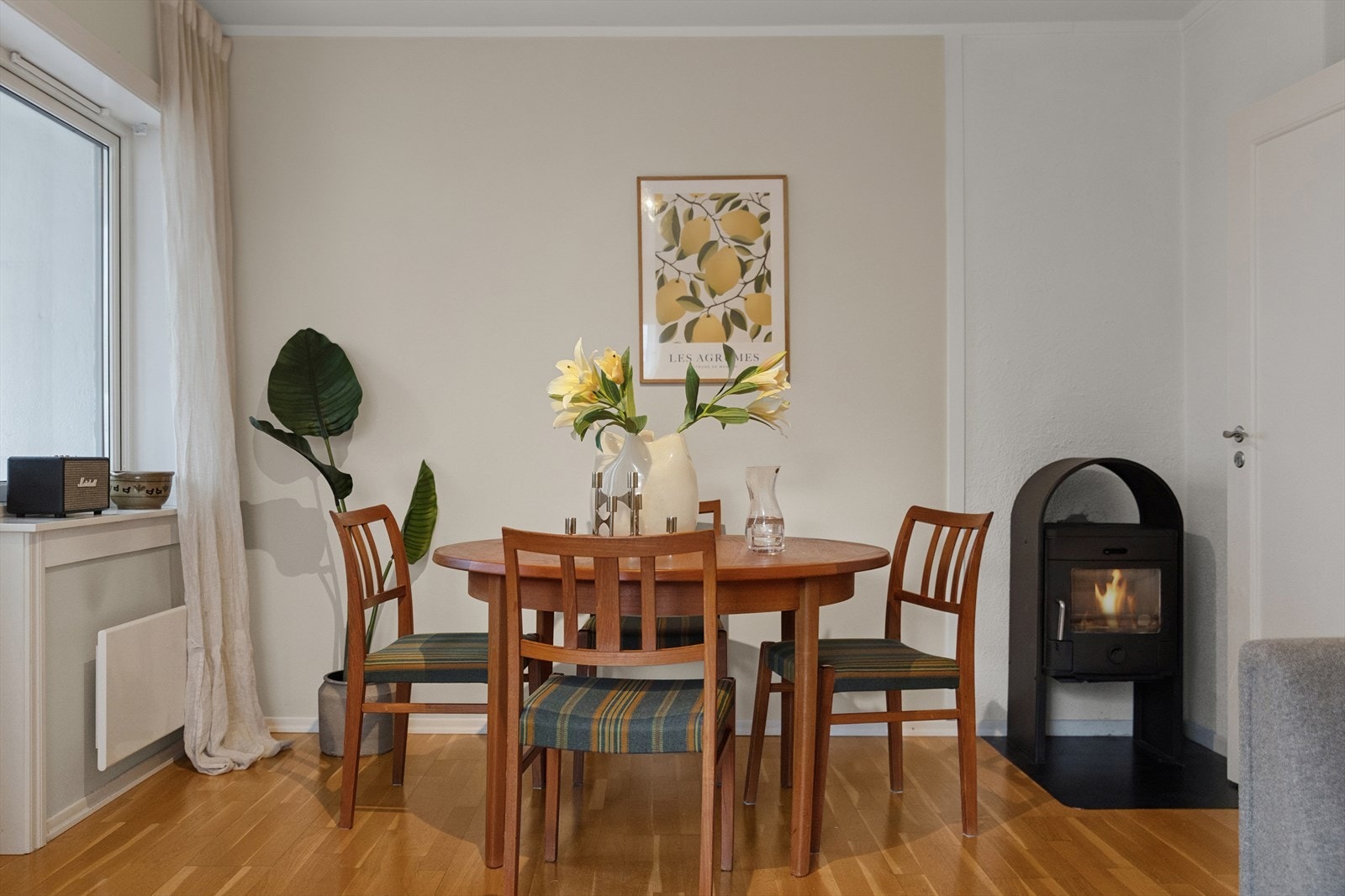 Spisestuen har en naturlig plassering, hvor det er enkelt å komme seg til kjøkken og holde gjestene med selskap. Galleribilde