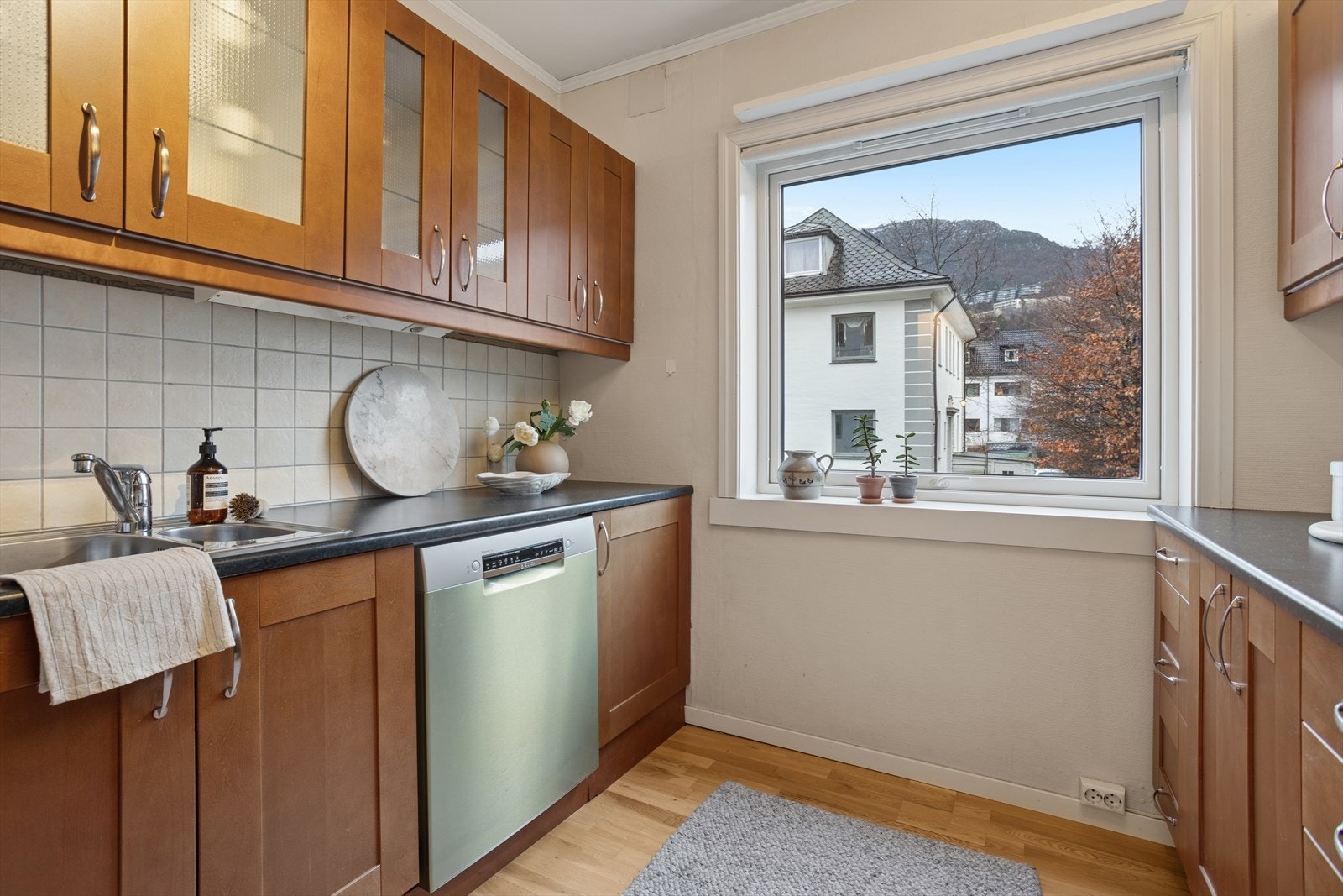 Kjøkken med mørke fronter og laminat benkeplate. Godt med oppbevaring og lagringsmuligheter. Galleribilde