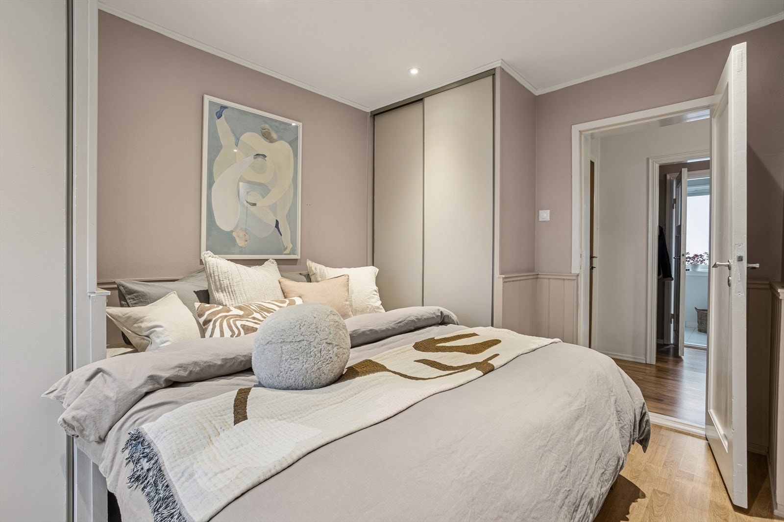 Her er det godt med skapplass til klær og oppbevaring. Galleribilde